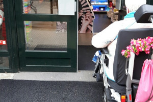 Wassenaar trekt drempel weg voor rolstoel
